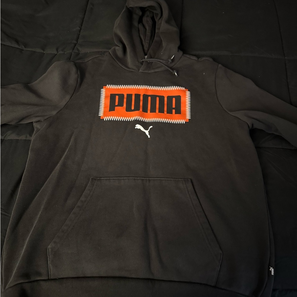 Large puma hoodie worn once
Large puma T shirt worn once
